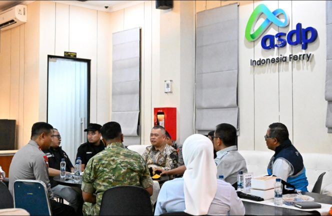 
 Menhub Dudy bersama jajaran ASDP