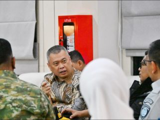 Menhub Dudy berbincang dengan jajaran ASDP