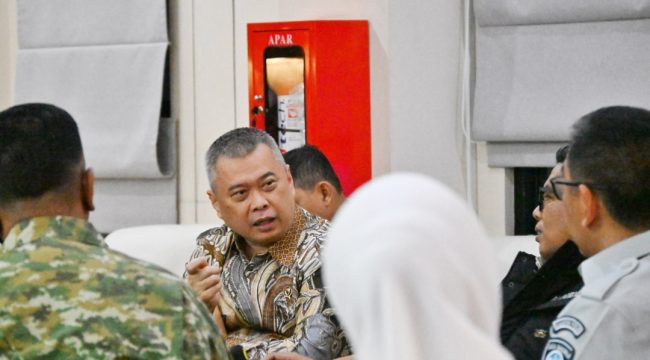 Menhub Dudy berbincang dengan jajaran ASDP