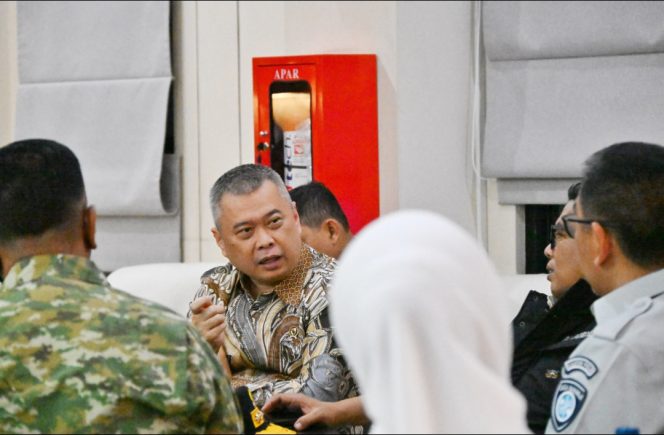 
 Menhub Dudy berbincang dengan jajaran ASDP