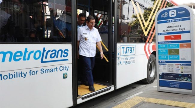Gubernur DKI Jakarta turun dari Metrotrans (ist)
