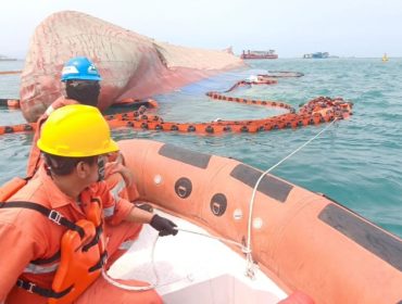 Pemasangan Bouy dan Oil Boom