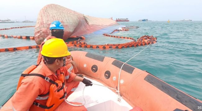 Pemasangan Bouy dan Oil Boom
