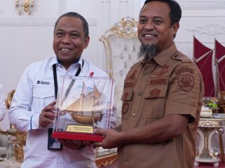 Executive Director 4 Pelindo Regional 4 bersama Gubernur Sulawesi Selatan Andi Sudirman Sulaiman 