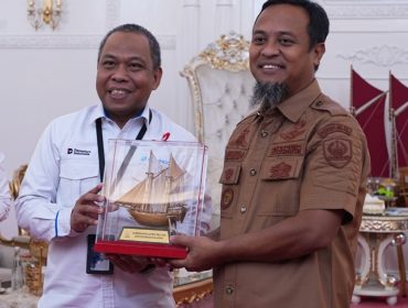 Executive Director 4 Pelindo Regional 4 bersama Gubernur Sulawesi Selatan Andi Sudirman Sulaiman 