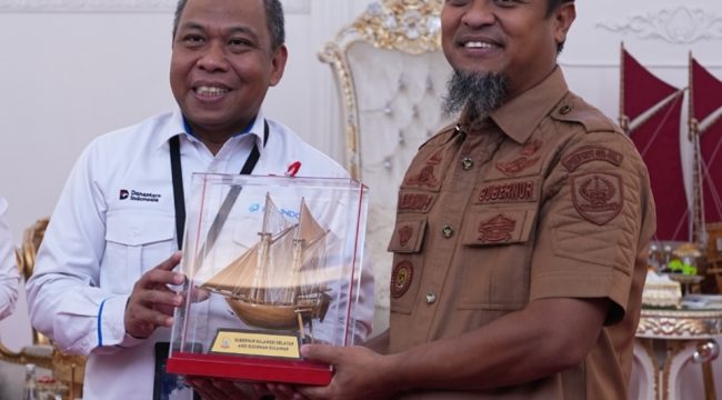 Executive Director 4 Pelindo Regional 4 bersama Gubernur Sulawesi Selatan Andi Sudirman Sulaiman 