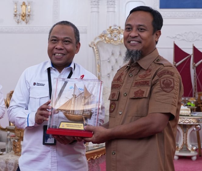 
 Executive Director 4 Pelindo Regional 4 bersama Gubernur Sulawesi Selatan Andi Sudirman Sulaiman 