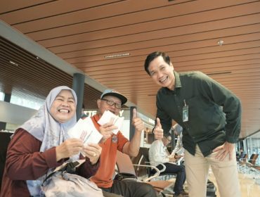 Dirut Citilink sapa dan berbagi menu Krispy Kreme pada penumpan usai teken kerja sama