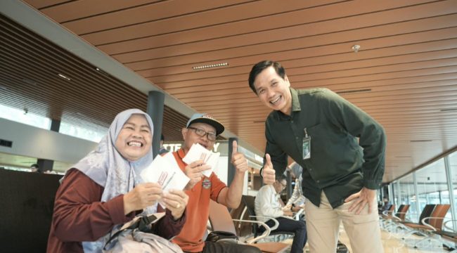 Dirut Citilink sapa dan berbagi menu Krispy Kreme pada penumpan usai teken kerja sama