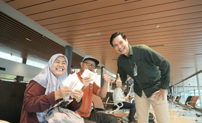 
 Dirut Citilink sapa dan berbagi menu Krispy Kreme pada penumpan usai teken kerja sama