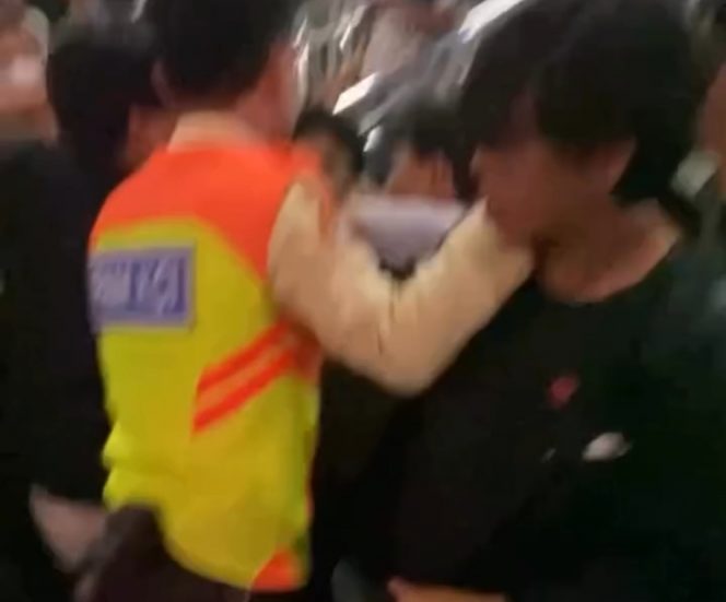 
 Keributan Terjadi di Eskalator Stasiun Bekasi, Diduga Dipicu Perselisihan Pasangan