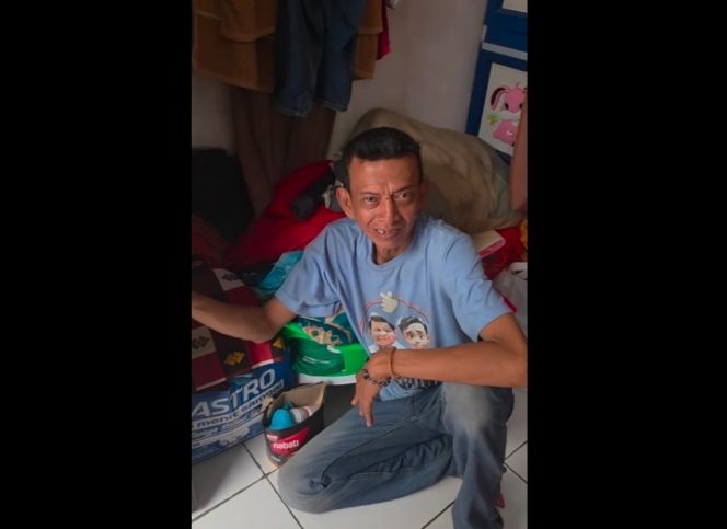 
 Hasil potongan video dari unggahan akun Instagram @zoelfick, yang menampilkan Pak Kodir di keseharianya di tempat tinggalnya bersama keluarga dan tempat kejadian dia viral di akun IG @sistersindanger. (Ist)