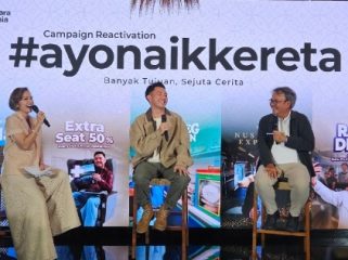 Direktur Komersial KAI Dendy Kurniawan memaparkan lima inovasi layanan dalam peluncuran Program Reactivation Campaign #AyoNaikKereta di Hutan Kota GBK, Jakarta Pusat, Rabu (28/10/2026). Acara tersebut turut dihadiri brand ambassador KAI, Ananda Omesh, dan dipandu oleh pembawa acara (MC).