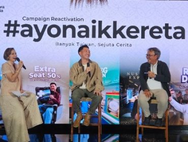 Direktur Komersial KAI Dendy Kurniawan memaparkan lima inovasi layanan dalam peluncuran Program Reactivation Campaign #AyoNaikKereta di Hutan Kota GBK, Jakarta Pusat, Rabu (28/10/2026). Acara tersebut turut dihadiri brand ambassador KAI, Ananda Omesh, dan dipandu oleh pembawa acara (MC).
