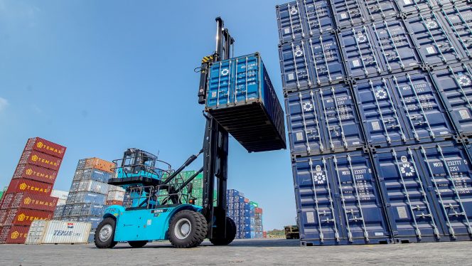 
 Dorong Green Port, Terminal Teluk Lamong Datangkan Alat Bongkar Muat Bertenaga Listrik
